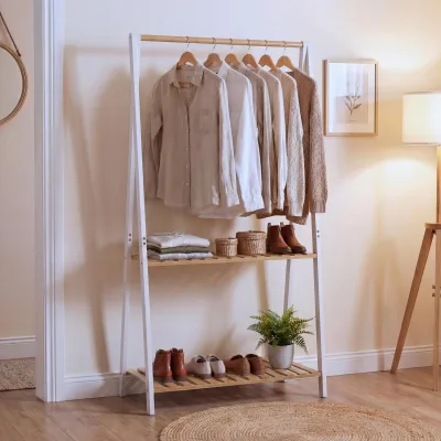 Bambus Standgarderobe MCW-Q32, Garderobenständer Kleiderständer Schuhregal, Stange 2 Ablagen 130x70x44cm ~ natur-weiß