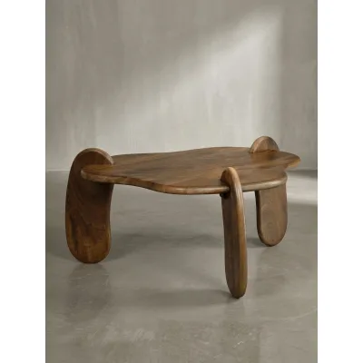 Couchtisch in Walnussfarbe aus Mangoholz Massiv, Niedriges Dreibein-Design, Organisch, 78x78x39.5cm